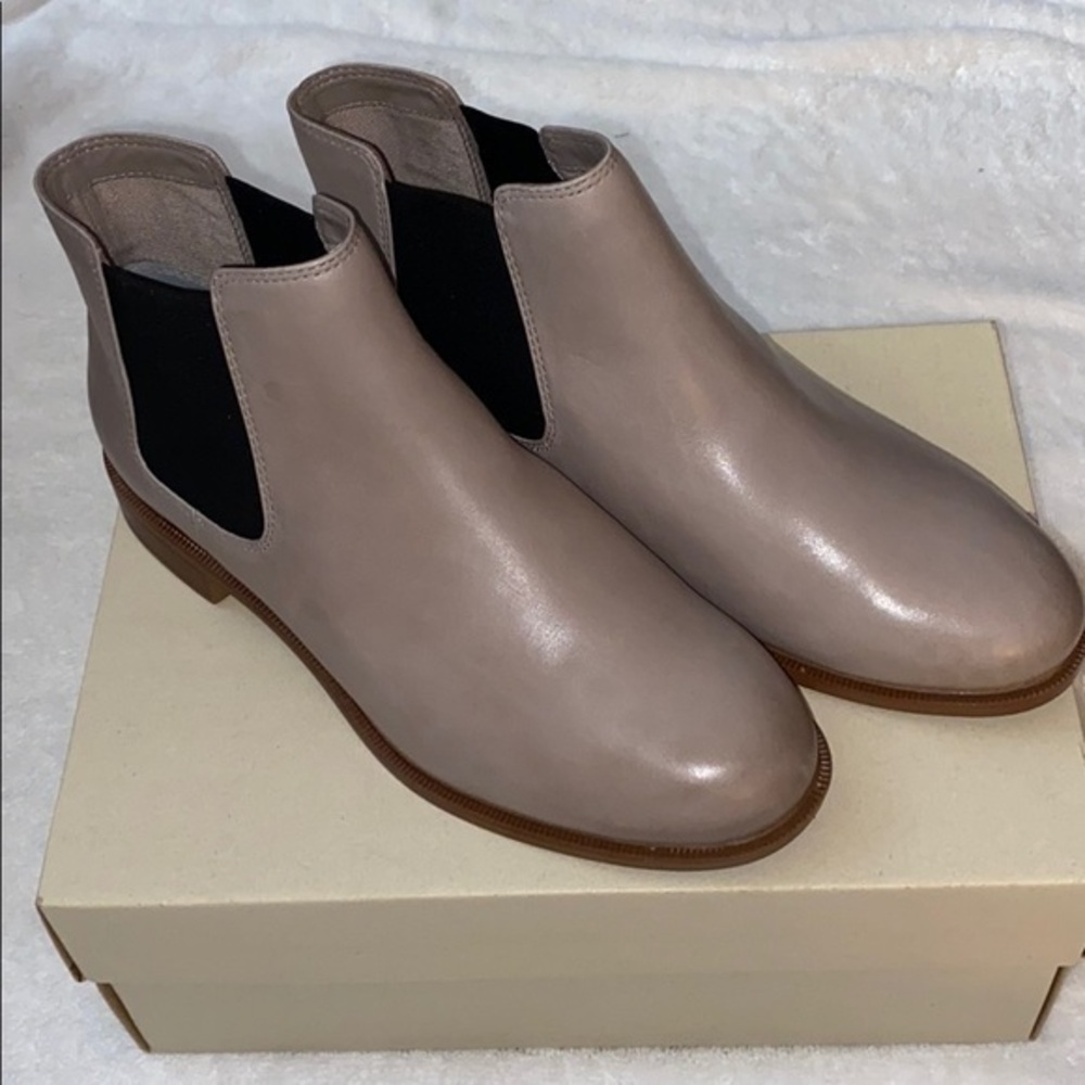 WOMEN’S CLARKS CHELSEA BOOT (TAN)